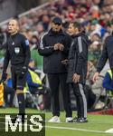 03.12.2024, Fussball DFB-Pokal 2024/2025, Achtelfinale, FC Bayern Mnchen - Bayer Leverkusen, in der Allianz-Arena Mnchen.  mitte: Trainer Vincent Kompany (FC Bayern Mnchen) im Gesprch mit viertem Offiziellen Robert Hartmann.