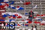 03.12.2024, Fussball DFB-Pokal 2024/2025, Achtelfinale, FC Bayern Mnchen - Bayer Leverkusen, in der Allianz-Arena Mnchen. Reste der Fanchoreografie liegen nach dem Spiel als Mll auf der Sdtribne. Die restlichen Bayernfans stehen noch fassungslos an ihrem Platz.