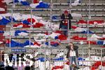 03.12.2024, Fussball DFB-Pokal 2024/2025, Achtelfinale, FC Bayern Mnchen - Bayer Leverkusen, in der Allianz-Arena Mnchen. Reste der Fanchoreografie liegen nach dem Spiel als Mll auf der Sdtribne. Die restlichen Bayernfans stehen noch fassungslos an ihrem Platz.