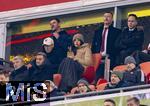 03.12.2024, Fussball DFB-Pokal 2024/2025, Achtelfinale, FC Bayern Mnchen - Bayer Leverkusen, in der Allianz-Arena Mnchen. Auf der Ehrentribne, Moderator Johannes B. Kerner (oben 2.v.li) mit Ehefrau Alina Schiess (re mit Mtze)  