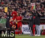 03.12.2024, Fussball DFB-Pokal 2024/2025, Achtelfinale, FC Bayern Mnchen - Bayer Leverkusen, in der Allianz-Arena Mnchen.  li: Aleksandar Pavlovic (Bayern Mnchen)  und Sacha Boey (FC Bayern Mnchen) werden eingewechselt.