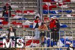 03.12.2024, Fussball DFB-Pokal 2024/2025, Achtelfinale, FC Bayern Mnchen - Bayer Leverkusen, in der Allianz-Arena Mnchen. Reste der Fanchoreografie liegen nach dem Spiel als Mll auf der Sdtribne. Die restlichen Bayernfans stehen noch fassungslos an ihrem Platz.