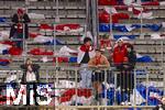 03.12.2024, Fussball DFB-Pokal 2024/2025, Achtelfinale, FC Bayern Mnchen - Bayer Leverkusen, in der Allianz-Arena Mnchen. Reste der Fanchoreografie liegen nach dem Spiel als Mll auf der Sdtribne. Die restlichen Bayernfans stehen noch fassungslos an ihrem Platz.