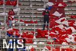 03.12.2024, Fussball DFB-Pokal 2024/2025, Achtelfinale, FC Bayern Mnchen - Bayer Leverkusen, in der Allianz-Arena Mnchen. Reste der Fanchoreografie liegen nach dem Spiel als Mll auf der Sdtribne. Die restlichen Bayernfans stehen noch fassungslos an ihrem Platz.