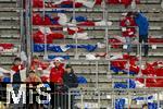 03.12.2024, Fussball DFB-Pokal 2024/2025, Achtelfinale, FC Bayern Mnchen - Bayer Leverkusen, in der Allianz-Arena Mnchen. Reste der Fanchoreografie liegen nach dem Spiel als Mll auf der Sdtribne. Die restlichen Bayernfans stehen noch fassungslos an ihrem Platz oder spenden sich mit einem Kuss trost.