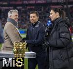 03.12.2024, Fussball DFB-Pokal 2024/2025, Achtelfinale, FC Bayern Mnchen - Bayer Leverkusen, in der Allianz-Arena Mnchen. Bastian Schweinsteiger am Spielfeldrand mit Trainer Xabi Alonso (Leverkusen) und ARD Moderatorin Esther Sedlaczek (Deutschland)