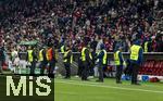 03.12.2024, Fussball DFB-Pokal 2024/2025, Achtelfinale, FC Bayern Mnchen - Bayer Leverkusen, in der Allianz-Arena Mnchen. Zahlreiche Ordner schtzen die Trainerbnke nach dem Spiel.