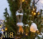 12.12.2024, Verschneiter Weihnachtsbaum auf dem Balkon.  