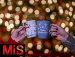 14.12.2023, Adventszeit: weihnachtliche Getrnke auf dem Weihnachtsmarkt - Weihnachtspunsch, Weihnachtsglhwein in lustigen Schneemann-Tassen.