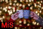 14.12.2023, Adventszeit: weihnachtliche Getrnke auf dem Weihnachtsmarkt - Weihnachtspunsch, Weihnachtsglhwein in lustigen Schneemann-Tassen.