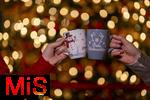 14.12.2023, Adventszeit: weihnachtliche Getrnke auf dem Weihnachtsmarkt - Weihnachtspunsch, Weihnachtsglhwein in lustigen Schneemann-Tassen.  