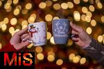 14.12.2023, Adventszeit: weihnachtliche Getrnke auf dem Weihnachtsmarkt - Weihnachtspunsch, Weihnachtsglhwein in lustigen Schneemann-Tassen.  