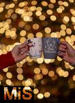 14.12.2023, Adventszeit: weihnachtliche Getrnke auf dem Weihnachtsmarkt - Weihnachtspunsch, Weihnachtsglhwein in lustigen Schneemann-Tassen.  