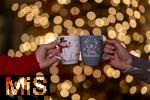 14.12.2023, Adventszeit: weihnachtliche Getrnke auf dem Weihnachtsmarkt - Weihnachtspunsch, Weihnachtsglhwein in lustigen Schneemann-Tassen.  