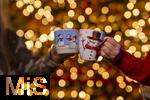 14.12.2023, Adventszeit: weihnachtliche Getrnke auf dem Weihnachtsmarkt - Weihnachtspunsch, Weihnachtsglhwein in lustigen Schneemann-Tassen.  