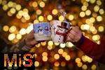 14.12.2023, Adventszeit: weihnachtliche Getrnke auf dem Weihnachtsmarkt - Weihnachtspunsch, Weihnachtsglhwein in lustigen Schneemann-Tassen.  