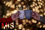 14.12.2023, Adventszeit: weihnachtliche Getrnke auf dem Weihnachtsmarkt - Weihnachtspunsch, Weihnachtsglhwein in lustigen Schneemann-Tassen.  