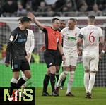 14.12.2024, Fussball 1. Bundesliga 2024/2025, 14. Spieltag, FC Augsburg - Bayer Leverkusen, in der WWK-Arena Augsburg, Schiedsrichter Felix Zwayer (Deutschland) spricht mit Marius Wolf (FC Augsburg) 
 

