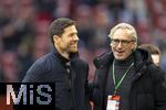 14.12.2024, Fussball 1. Bundesliga 2024/2025, 14. Spieltag, FC Augsburg - Bayer Leverkusen, in der WWK-Arena Augsburg, Trainer Xabi Alonso (Leverkusen) mit Pressesprecher Dirk Mesch (Leverkusen).