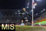 14.12.2024, Fussball 1. Bundesliga 2024/2025, 14. Spieltag, FC Augsburg - Bayer Leverkusen, in der WWK-Arena Augsburg, Alejandro Grimaldo (Leverkusen) tritt einen Eckball.