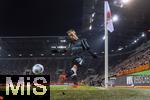 14.12.2024, Fussball 1. Bundesliga 2024/2025, 14. Spieltag, FC Augsburg - Bayer Leverkusen, in der WWK-Arena Augsburg, Alejandro Grimaldo (Leverkusen) tritt einen Eckball.