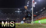 14.12.2024, Fussball 1. Bundesliga 2024/2025, 14. Spieltag, FC Augsburg - Bayer Leverkusen, in der WWK-Arena Augsburg, Alejandro Grimaldo (Leverkusen) tritt einen Eckball.