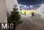 14.12.2024, Fussball 1. Bundesliga 2024/2025, 14. Spieltag, FC Augsburg - Bayer Leverkusen, in der WWK-Arena Augsburg, Am Rand des Spielfeldes steht ein Weihnachtsbaum, Geschenke liegen nicht darunter, Leverkusen entfhrte alle 3 Punkte aus Augsburg. 