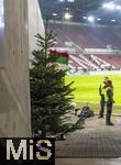 14.12.2024, Fussball 1. Bundesliga 2024/2025, 14. Spieltag, FC Augsburg - Bayer Leverkusen, in der WWK-Arena Augsburg, Am Rand des Spielfeldes steht ein Weihnachtsbaum, Geschenke liegen nicht darunter, Leverkusen entfhrte alle 3 Punkte aus Augsburg. 