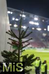 14.12.2024, Fussball 1. Bundesliga 2024/2025, 14. Spieltag, FC Augsburg - Bayer Leverkusen, in der WWK-Arena Augsburg, Am Rand des Spielfeldes steht ein Weihnachtsbaum, Geschenke liegen nicht darunter, Leverkusen entfhrte alle 3 Punkte aus Augsburg. 