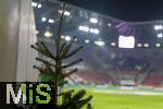 14.12.2024, Fussball 1. Bundesliga 2024/2025, 14. Spieltag, FC Augsburg - Bayer Leverkusen, in der WWK-Arena Augsburg, Am Rand des Spielfeldes steht ein Weihnachtsbaum, Geschenke liegen nicht darunter, Leverkusen entfhrte alle 3 Punkte aus Augsburg. 