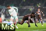 14.12.2024, Fussball 1. Bundesliga 2024/2025, 14. Spieltag, FC St. Pauli - Werder Bremen, im Millerntor-Stadion Hamburg. (L-R) Mitchell Weiser (Werder Bremen) gegen Oladapo Afolayan (FC St. Pauli)


