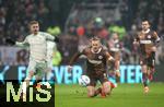 14.12.2024, Fussball 1. Bundesliga 2024/2025, 14. Spieltag, FC St. Pauli - Werder Bremen, im Millerntor-Stadion Hamburg. (L-R) Romano Schmid (Werder Bremen) gegen Jackson Irvine (FC St. Pauli)


