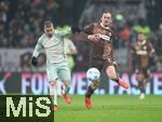 14.12.2024, Fussball 1. Bundesliga 2024/2025, 14. Spieltag, FC St. Pauli - Werder Bremen, im Millerntor-Stadion Hamburg. (L-R) Romano Schmid (Werder Bremen) gegen Jackson Irvine (FC St. Pauli)


