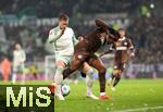 14.12.2024, Fussball 1. Bundesliga 2024/2025, 14. Spieltag, FC St. Pauli - Werder Bremen, im Millerntor-Stadion Hamburg. (L-R) Mitchell Weiser (Werder Bremen) gegen Oladapo Afolayan (FC St. Pauli)


