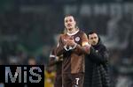 14.12.2024, Fussball 1. Bundesliga 2024/2025, 14. Spieltag, FC St. Pauli - Werder Bremen, im Millerntor-Stadion Hamburg. Jackson Irvine (FC St. Pauli) bedankt sich enttuscht bei den Fans


