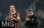 14.12.2024, Fussball 1. Bundesliga 2024/2025, 14. Spieltag, FC St. Pauli - Werder Bremen, im Millerntor-Stadion Hamburg. Jackson Irvine (FC St. Pauli) bedankt sich enttuscht bei den Fans


