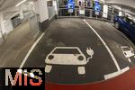 18.12.2024,  Bad Wrishofen Unterallgu, eine Ladesule fr E-Autos im Parkhaus. Der Parkplatz ist leer.