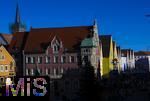 18.12.2022, Mindelheim (Unterallgu), Licht und Schatten, Streiflicht auf die bunten Fassaden in der historischen Altstadt, 
