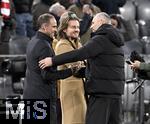 20.12.2024, Fussball 1. Bundesliga 2024/2025, 15. Spieltag,  FC Bayern Mnchen - RB Leipzig, in der Allianz-Arena Mnchen. Geschftsfhrer Oliver Mintzlaff (RB Leipzig) shakehands mit Trainer Marco Rose (RB Leipzig) 

