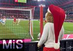 20.12.2024, Fussball 1. Bundesliga 2024/2025, 15. Spieltag,  FC Bayern Mnchen - RB Leipzig, in der Allianz-Arena Mnchen. Berni das Bayern Maskottchen mit Nikolausmtze

