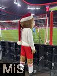 20.12.2024, Fussball 1. Bundesliga 2024/2025, 15. Spieltag,  FC Bayern Mnchen - RB Leipzig, in der Allianz-Arena Mnchen. Berni das Bayern Maskottchen mit Nikolausmtze

