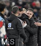 20.12.2024, Fussball 1. Bundesliga 2024/2025, 15. Spieltag,  FC Bayern Mnchen - RB Leipzig, in der Allianz-Arena Mnchen. David Raum (RB Leipzig) hlt Trainer Marco Rose (RB Leipzig) zurck. der diskutiert mit dem 4.Offiziellen Daniel Schlager (Deutschland).

