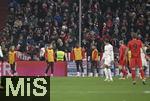 20.12.2024, Fussball 1. Bundesliga 2024/2025, 15. Spieltag,  FC Bayern Mnchen - RB Leipzig, in der Allianz-Arena Mnchen. Die Spieler von Leipzig machen sich auf der anderen Seite warm. Sie wurden zuvor von den Bayern Fans in der Sdkurve mit Glhweinbechern beworfen

