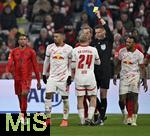 20.12.2024, Fussball 1. Bundesliga 2024/2025, 15. Spieltag,  FC Bayern Mnchen - RB Leipzig, in der Allianz-Arena Mnchen. Benjamin Henrichs (RB Leipzig) sieht die gelbe Karte von Schiedsrichter  Daniel Siebert (Berlin).

