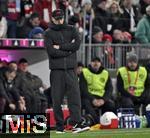 20.12.2024, Fussball 1. Bundesliga 2024/2025, 15. Spieltag,  FC Bayern Mnchen - RB Leipzig, in der Allianz-Arena Mnchen. Trainer Vincent Kompany (FC Bayern Mnchen) nachdenklich.

