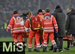 20.12.2024, Fussball 1. Bundesliga 2024/2025, 15. Spieltag,  FC Bayern Mnchen - RB Leipzig, in der Allianz-Arena Mnchen. Benjamin Henrichs (RB Leipzig) wird raus getragen

