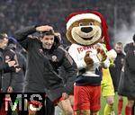 20.12.2024, Fussball 1. Bundesliga 2024/2025, 15. Spieltag,  FC Bayern Mnchen - RB Leipzig, in der Allianz-Arena Mnchen. Thomas Mller (FC Bayern Mnchen) feiert mit Berni dem Maskottchen

