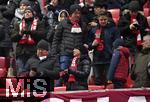 20.12.2024, Fussball 1. Bundesliga 2024/2025, 15. Spieltag,  FC Bayern Mnchen - RB Leipzig, in der Allianz-Arena Mnchen. Die Bayern Fans informieren sich ber die Neuigkeiten

