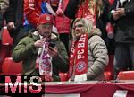 20.12.2024, Fussball 1. Bundesliga 2024/2025, 15. Spieltag,  FC Bayern Mnchen - RB Leipzig, in der Allianz-Arena Mnchen. Die Bayern Fans informieren sich ber die Neuigkeiten

