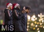 20.12.2024, Fussball 1. Bundesliga 2024/2025, 15. Spieltag,  FC Bayern Mnchen - RB Leipzig, in der Allianz-Arena Mnchen.  Schlussjubel nach dem Spiel, v.li: Jamal Musiala (FC Bayern Mnchen) und Alphonso Davies (FC Bayern Mnchen) mit festlicher Nikolausmtze.